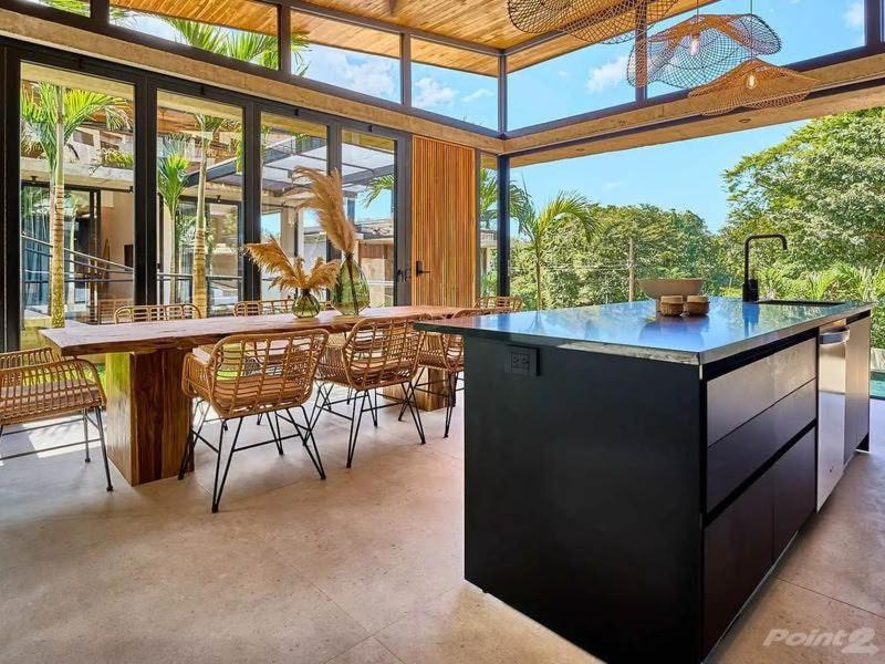 Infinity Pool Villa, 10 min Walk to Beach & Dining
