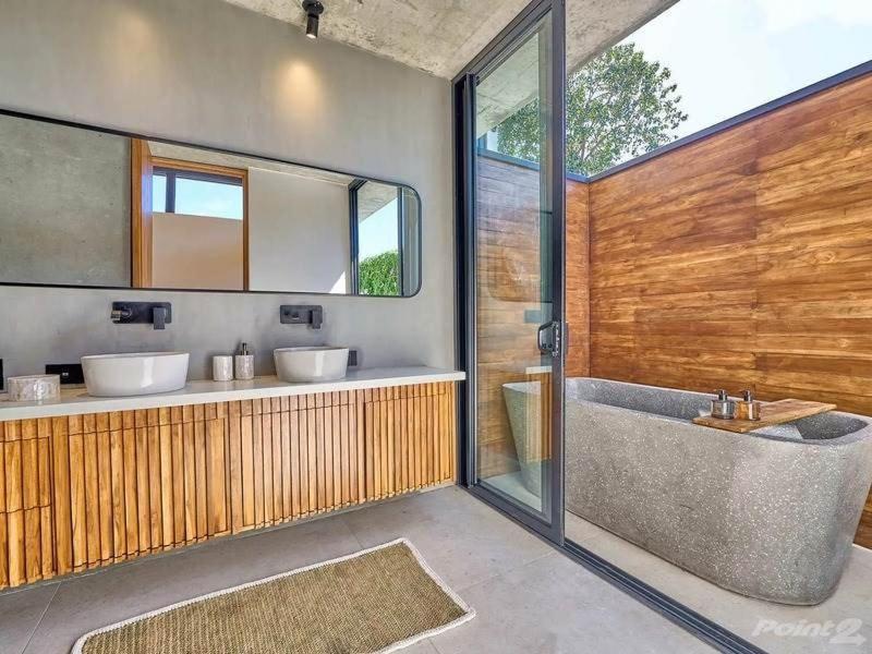 Infinity Pool Villa, 10 min Walk to Beach & Dining