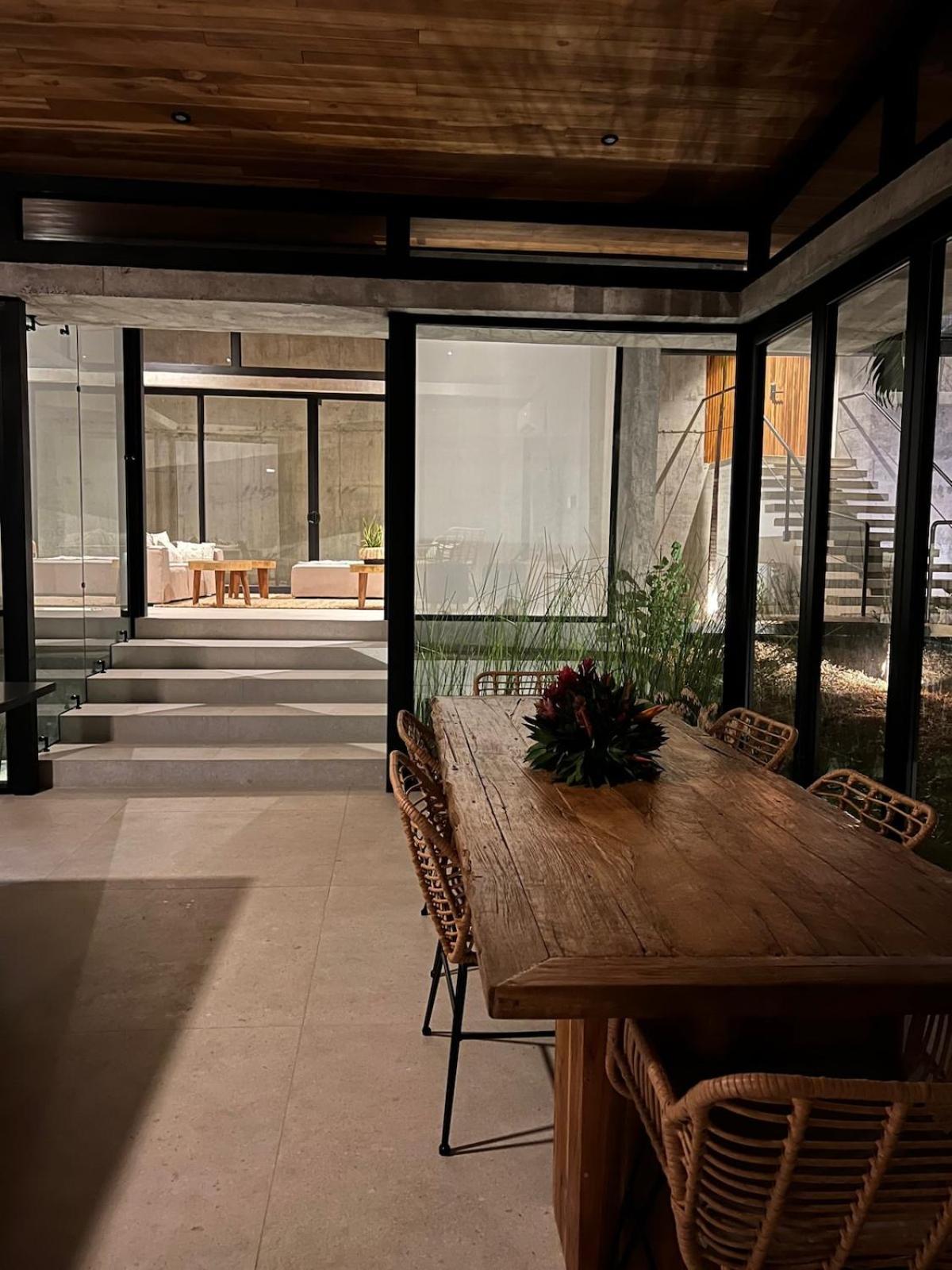 Infinity Pool Villa, 10 min Walk to Beach & Dining