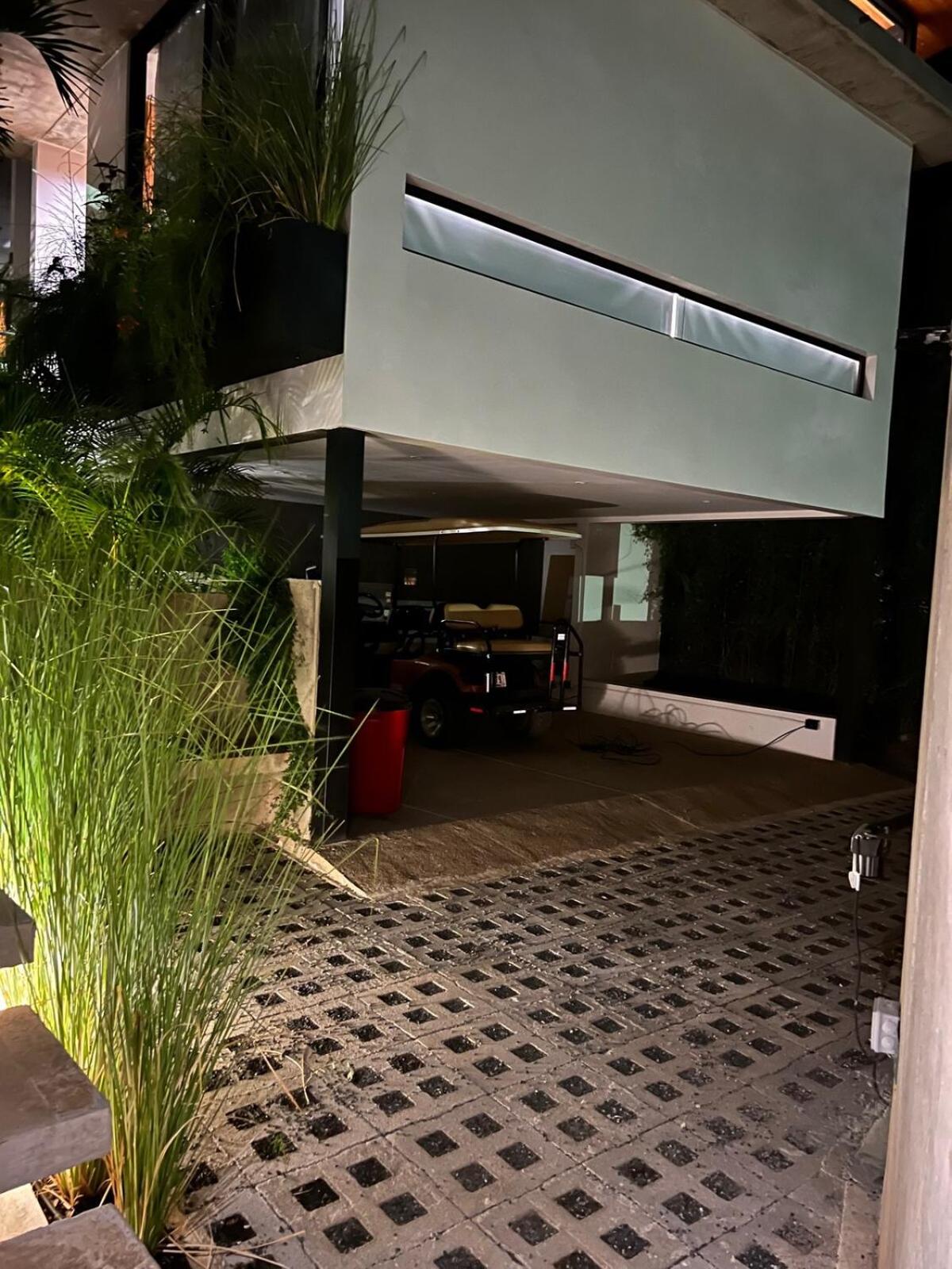 Infinity Pool Villa, 10 min Walk to Beach & Dining