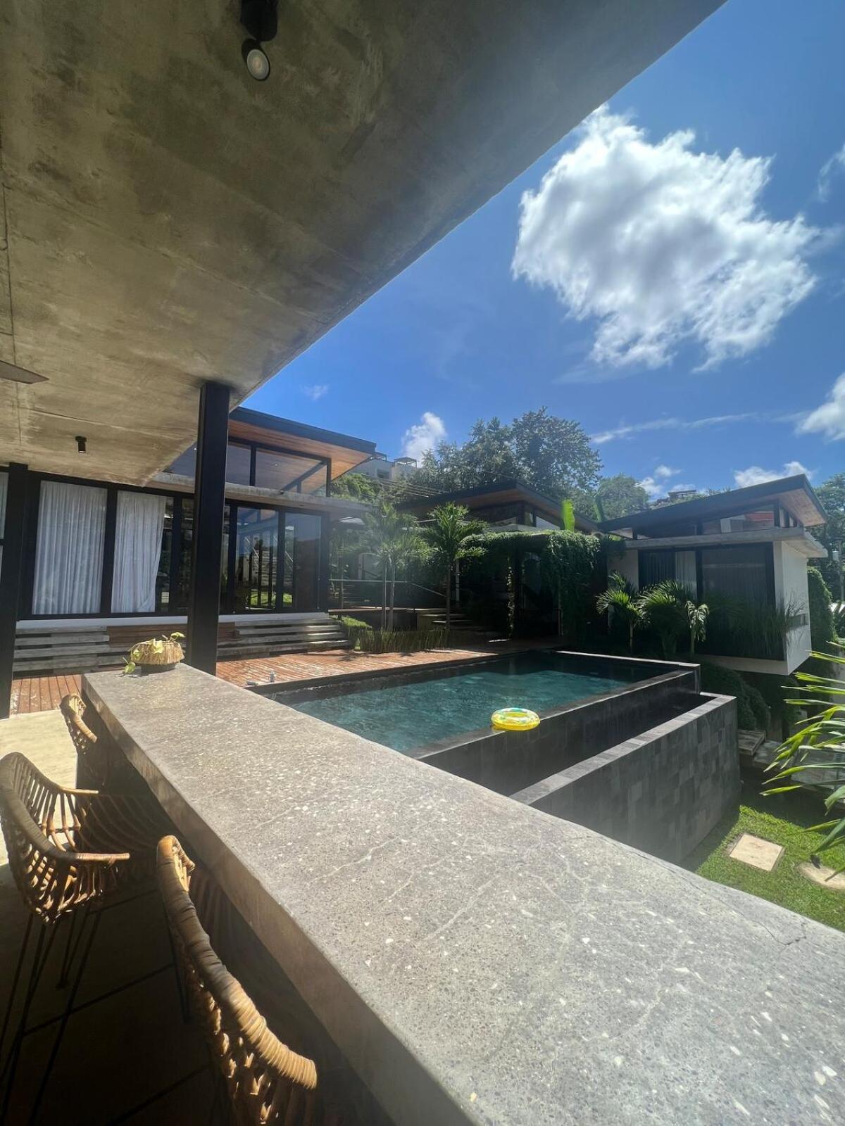 Infinity Pool Villa, 10 min Walk to Beach & Dining