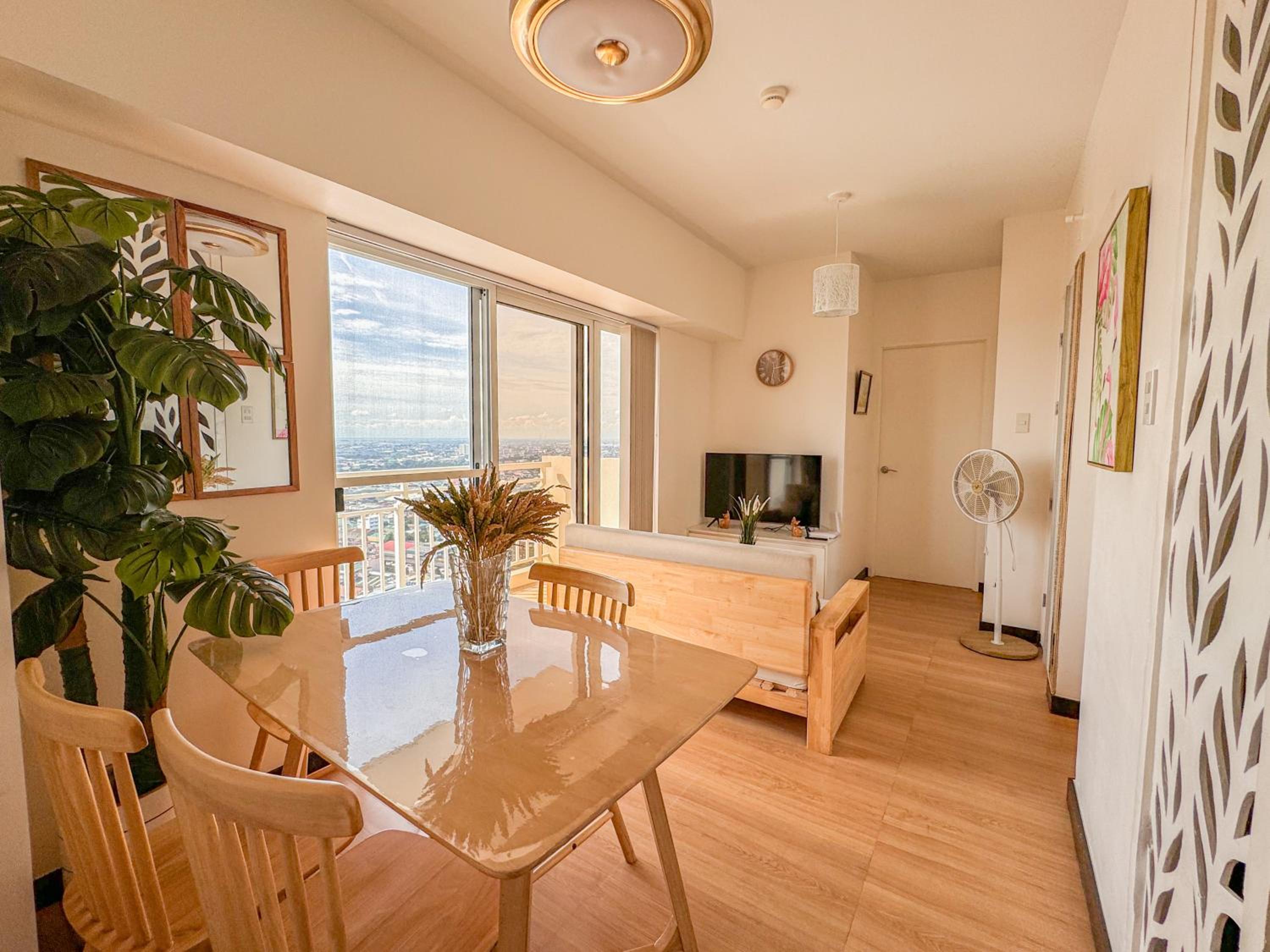 Spacious 1BR with Sunset view at The Celandine view 2
