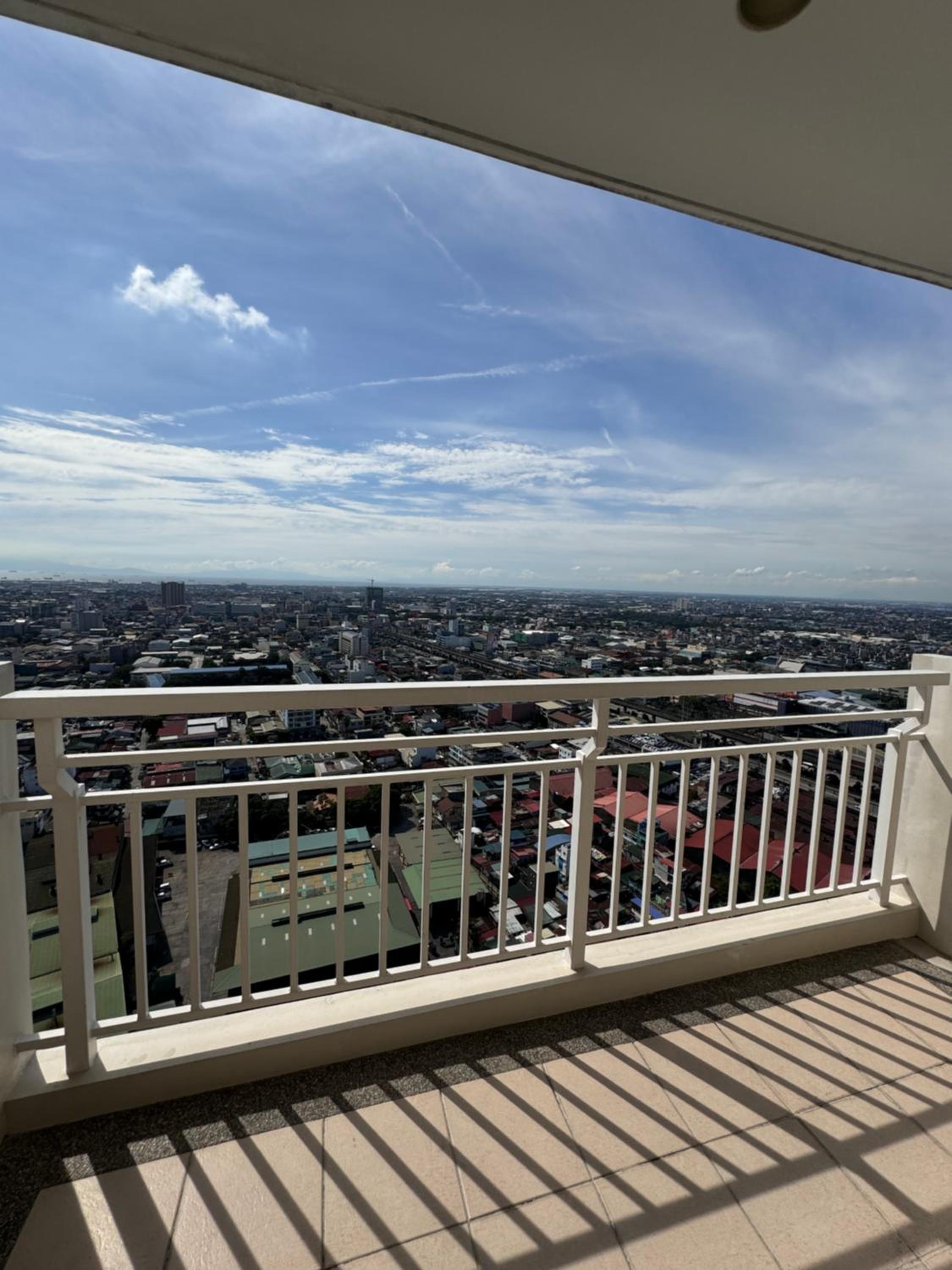 Spacious 1BR with Sunset view at The Celandine view 4