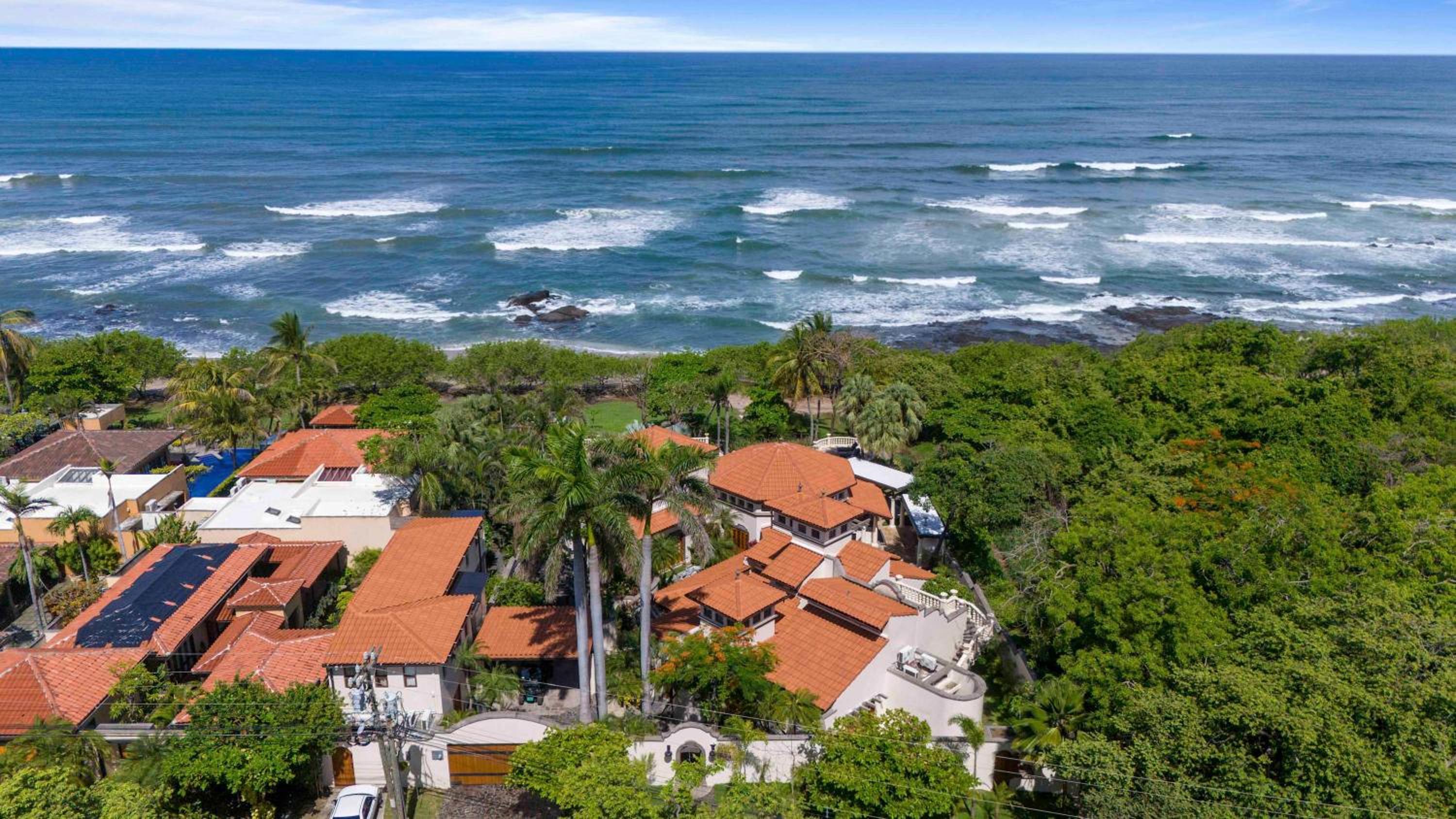 Beachfront Villa with large pool