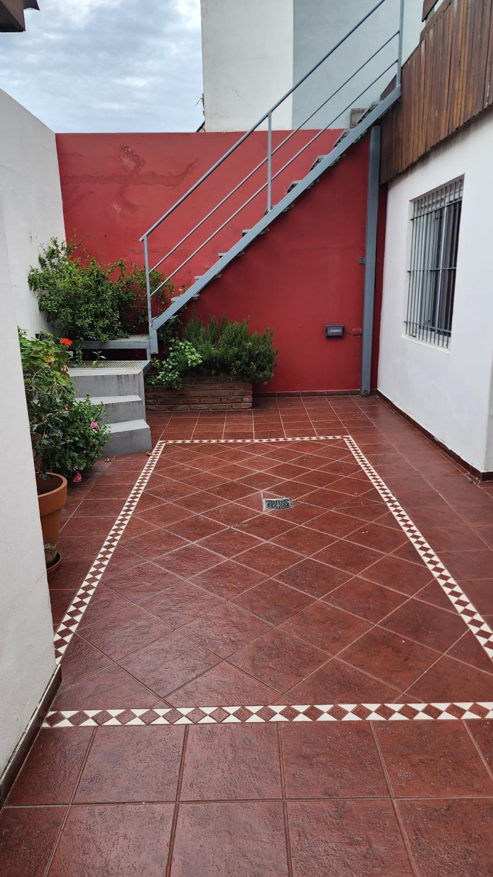 Casa familiar luminosa con cochera y parilla