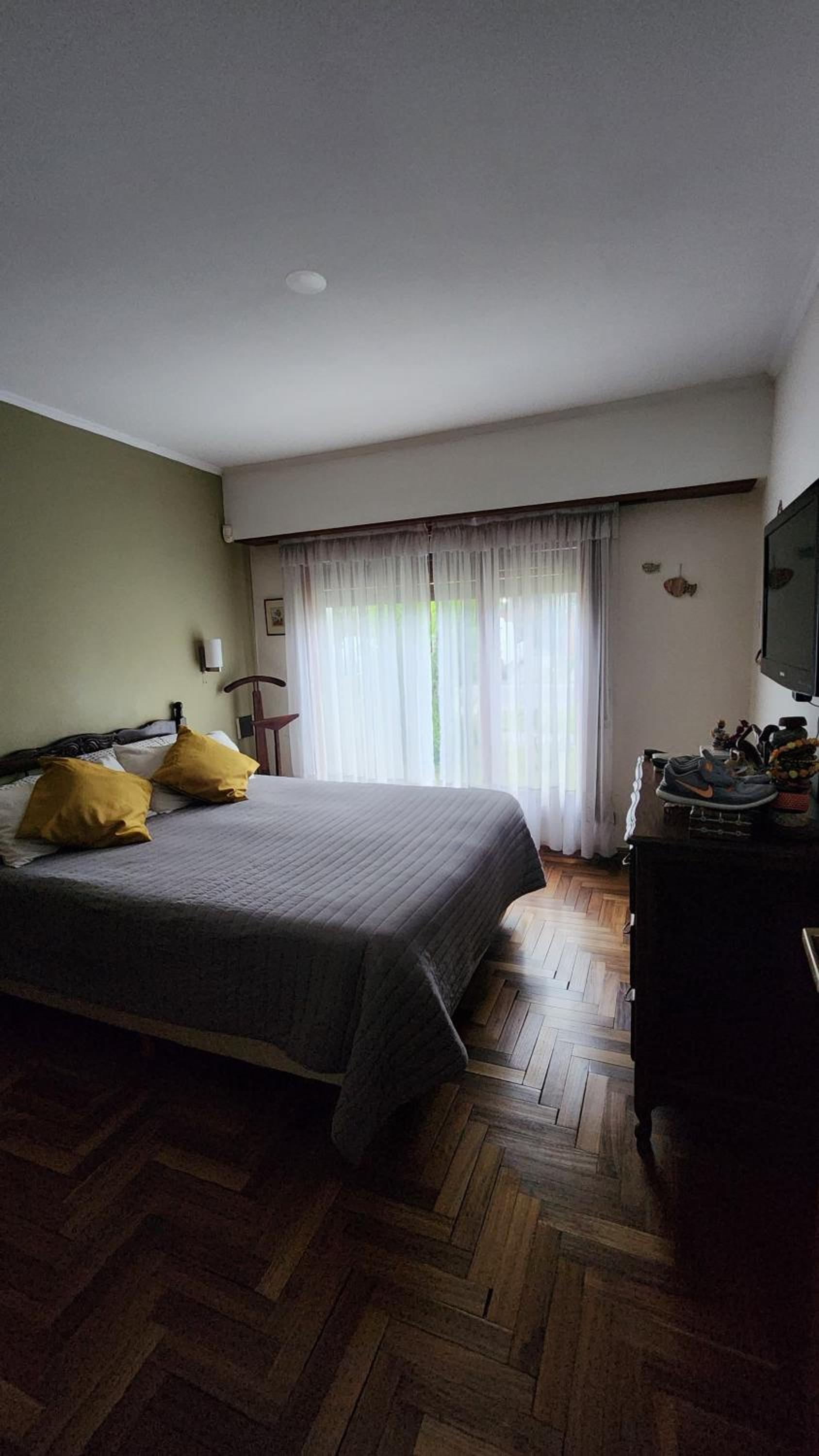 Casa familiar luminosa con cochera y parilla