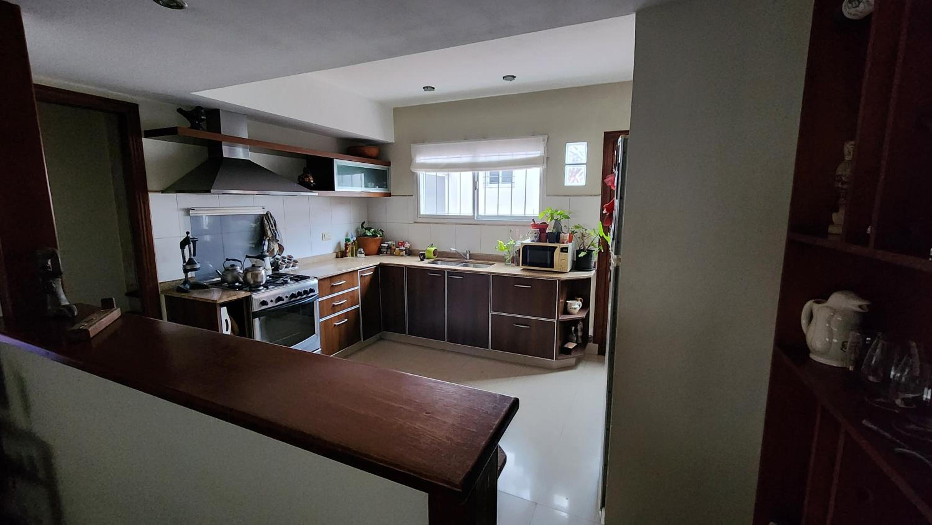 Casa familiar luminosa con cochera y parilla