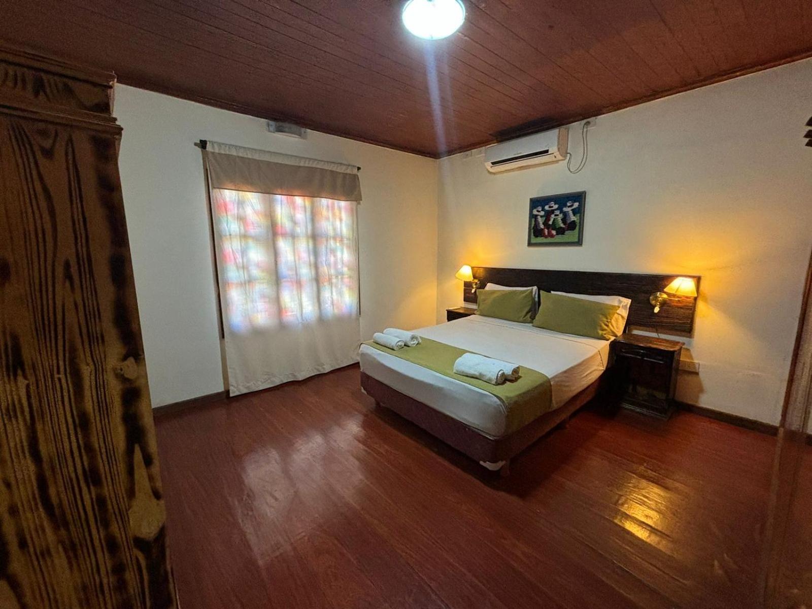 Six Garden Lodge