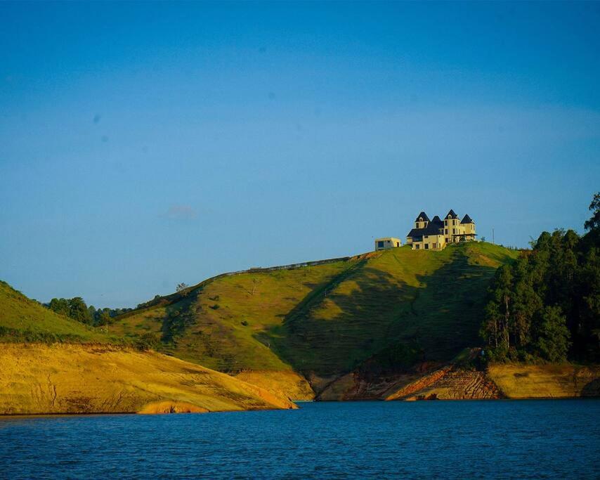 el peñol cerca a embalse