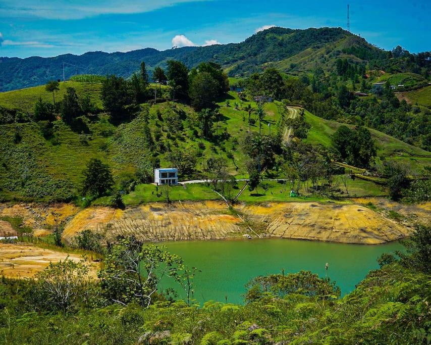 el peñol cerca a embalse