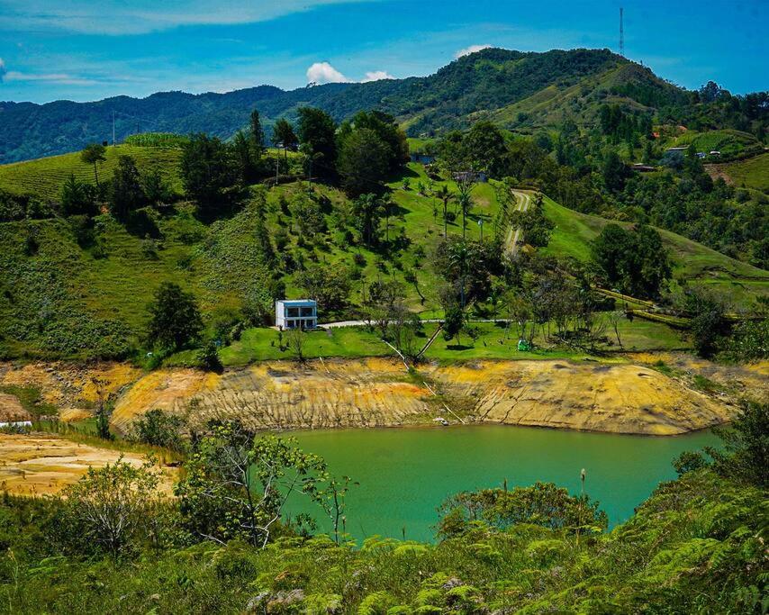 el peñol cerca a embalse