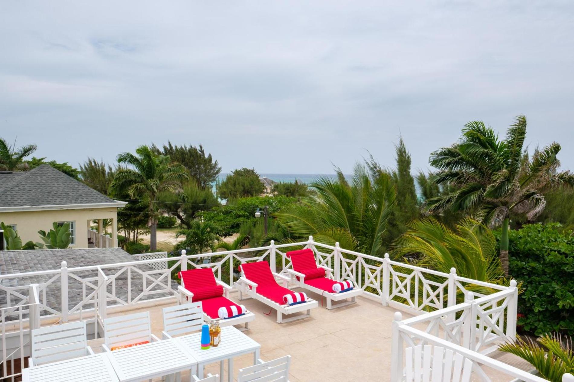 Dreamin Villa - 3 BR Beachfront w staff view 2