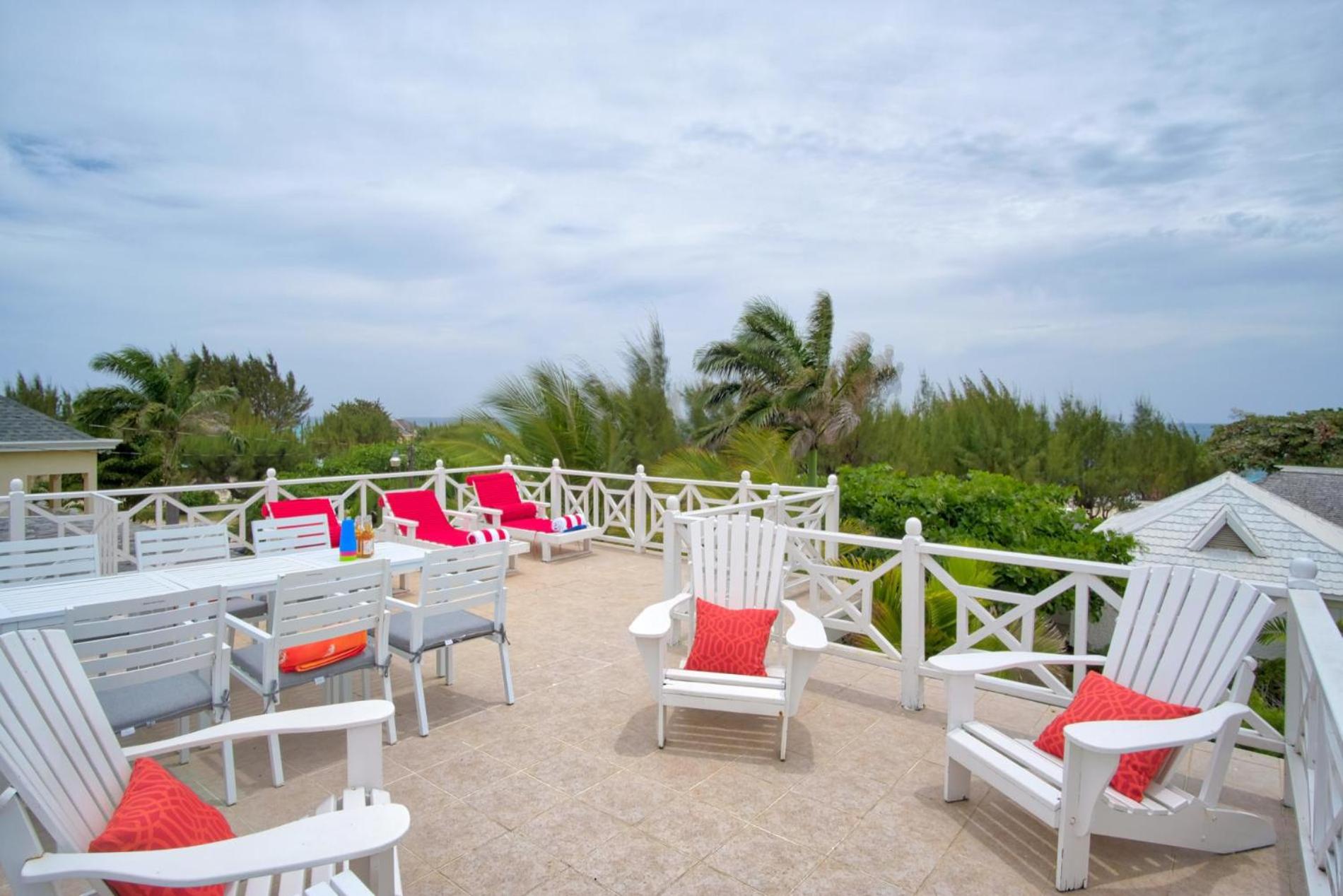 Dreamin Villa - 3 BR Beachfront w staff view 5