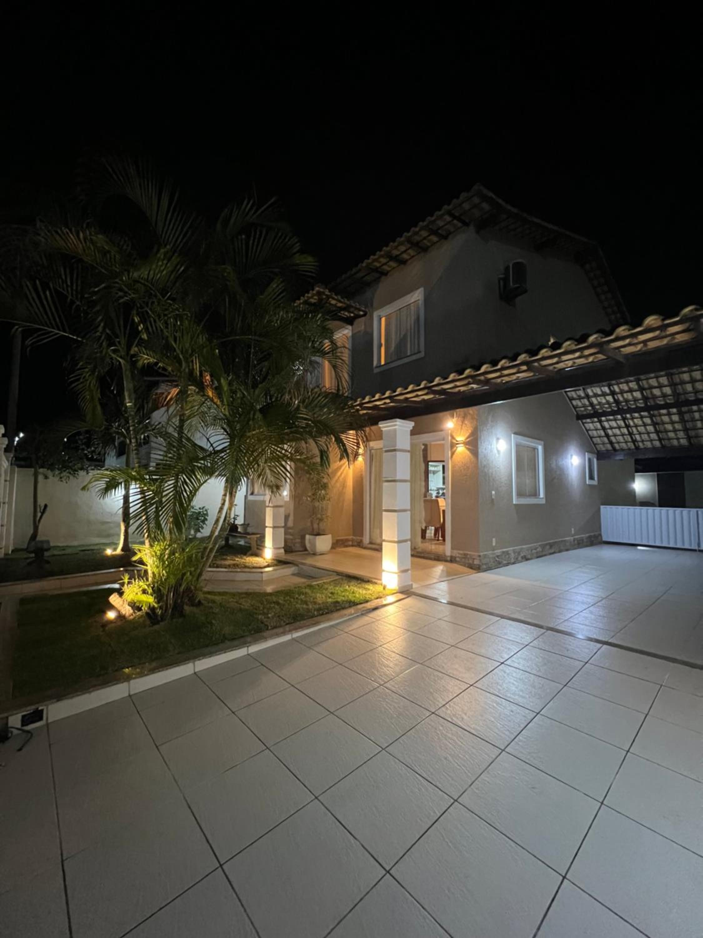 Casa com piscina, churrasqueira e ar condicionado em condomínio