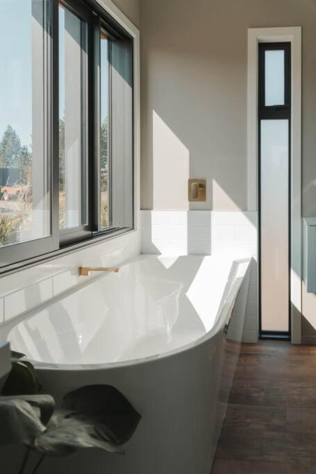 Red Hut - touch of luxury - Twizel view 4