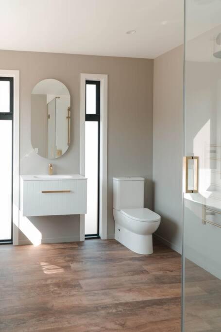 Red Hut - touch of luxury - Twizel view 5