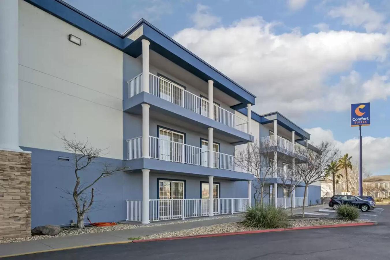 Red Bluff Vacations - Comfort Suites Red Bluff near I-5 - Property Image 2