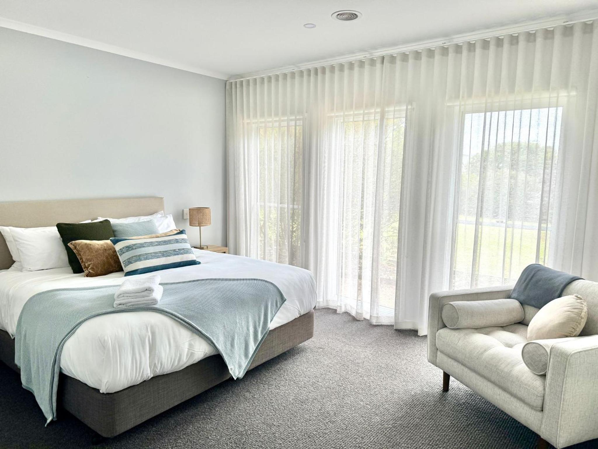Luxury 4 BDR beach home with sea views - sleeps 12