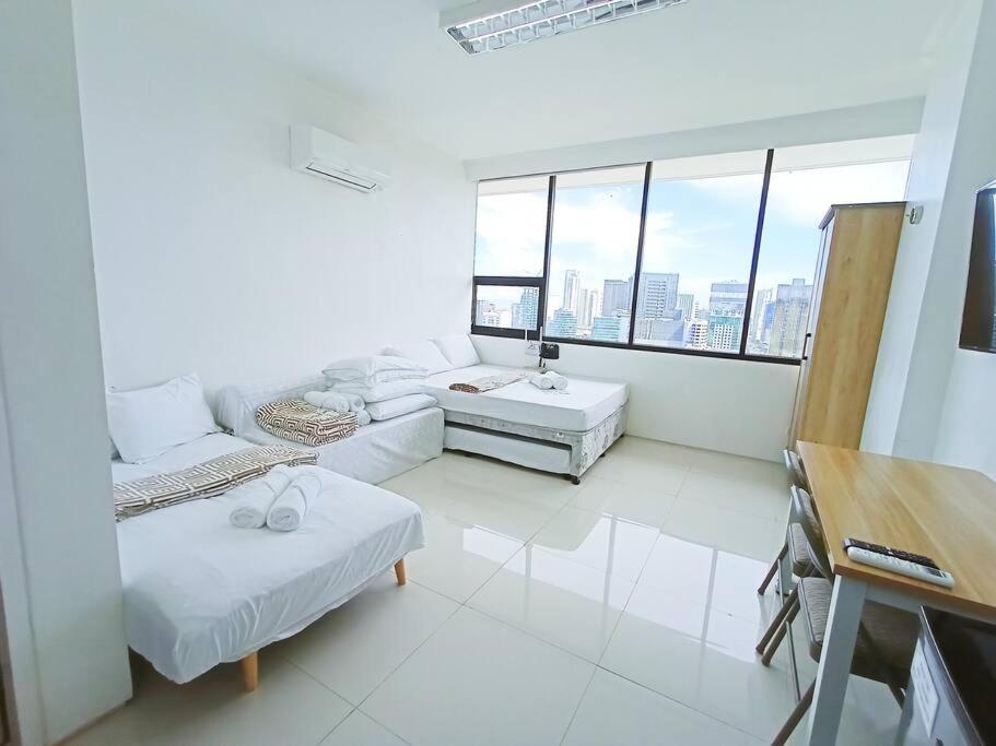 15H Walking distance to Ayala and IT Park with WIFI view 2