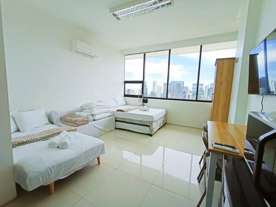15H Walking distance to Ayala and IT Park with WIFI view 5