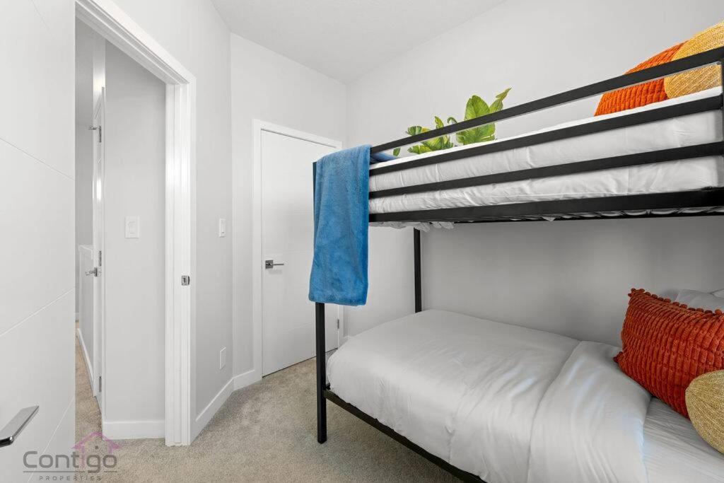 Urban Jungle Getaway, AirCon, 10min to DT & WEM!