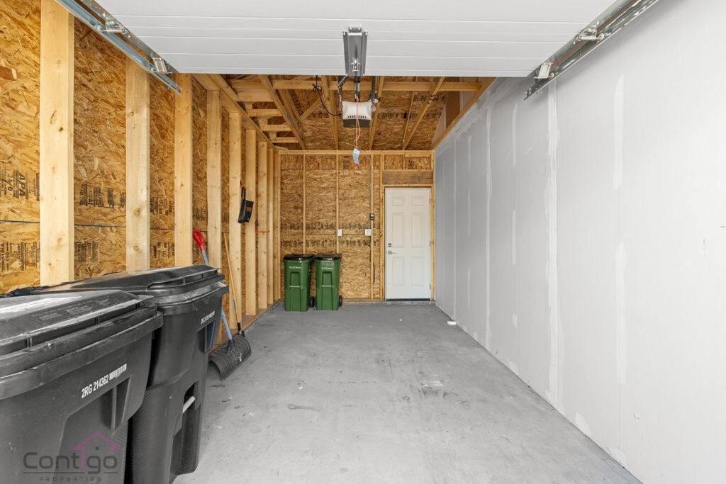 Urban Jungle Getaway, AirCon, 10min to DT & WEM!