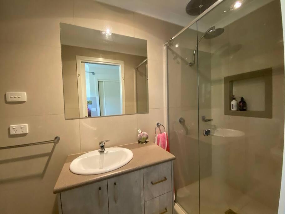 Sunny Ventnor Cottage with Retro Vibe 400m to Beach