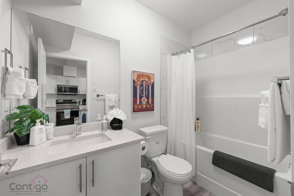 The Den, Centrally Located Suite, King Bed, WiFi!