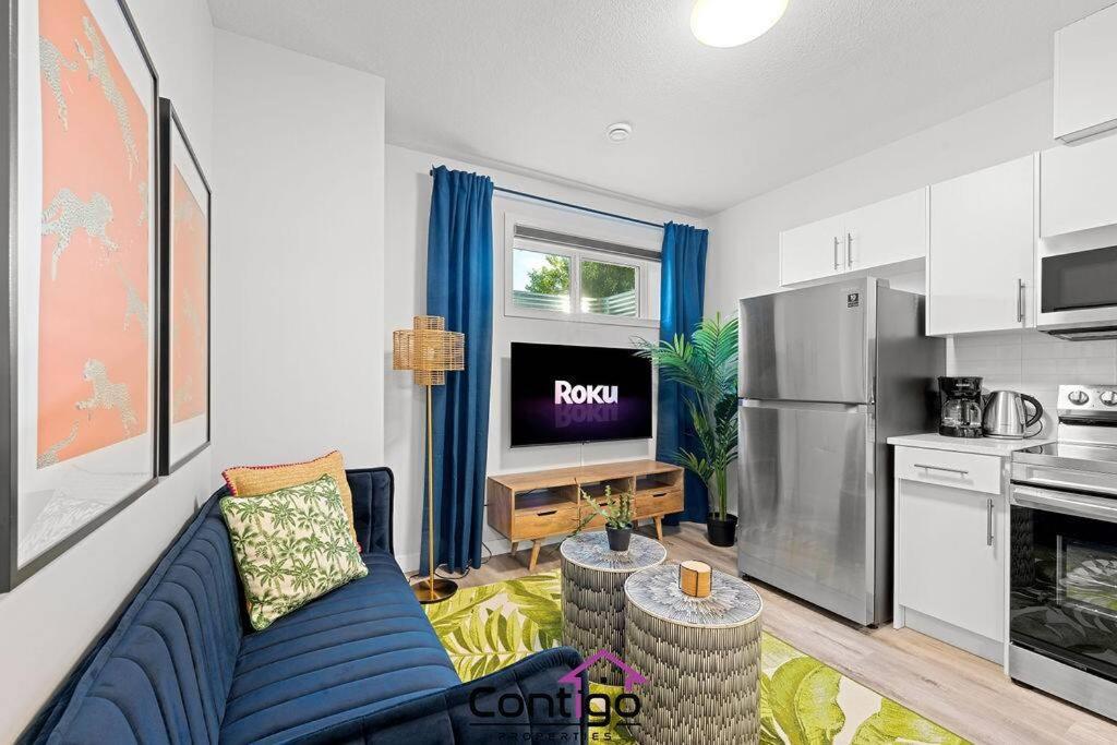 The Den, Centrally Located Suite, King Bed, WiFi!