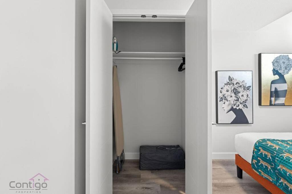 The Den, Centrally Located Suite, King Bed, WiFi!