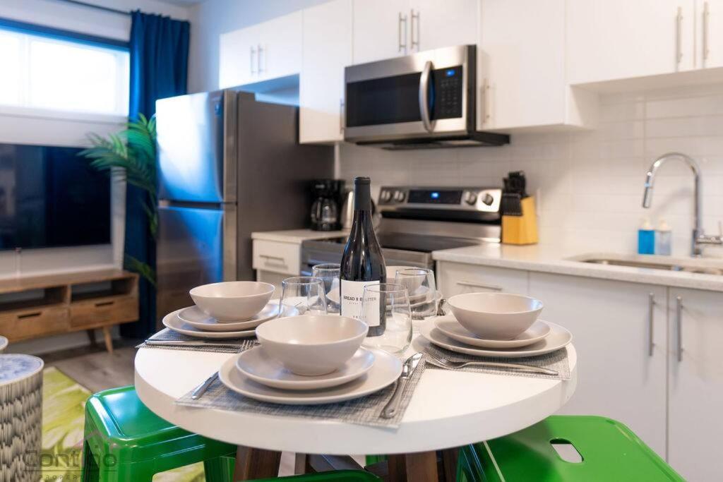 The Den, Centrally Located Suite, King Bed, WiFi!
