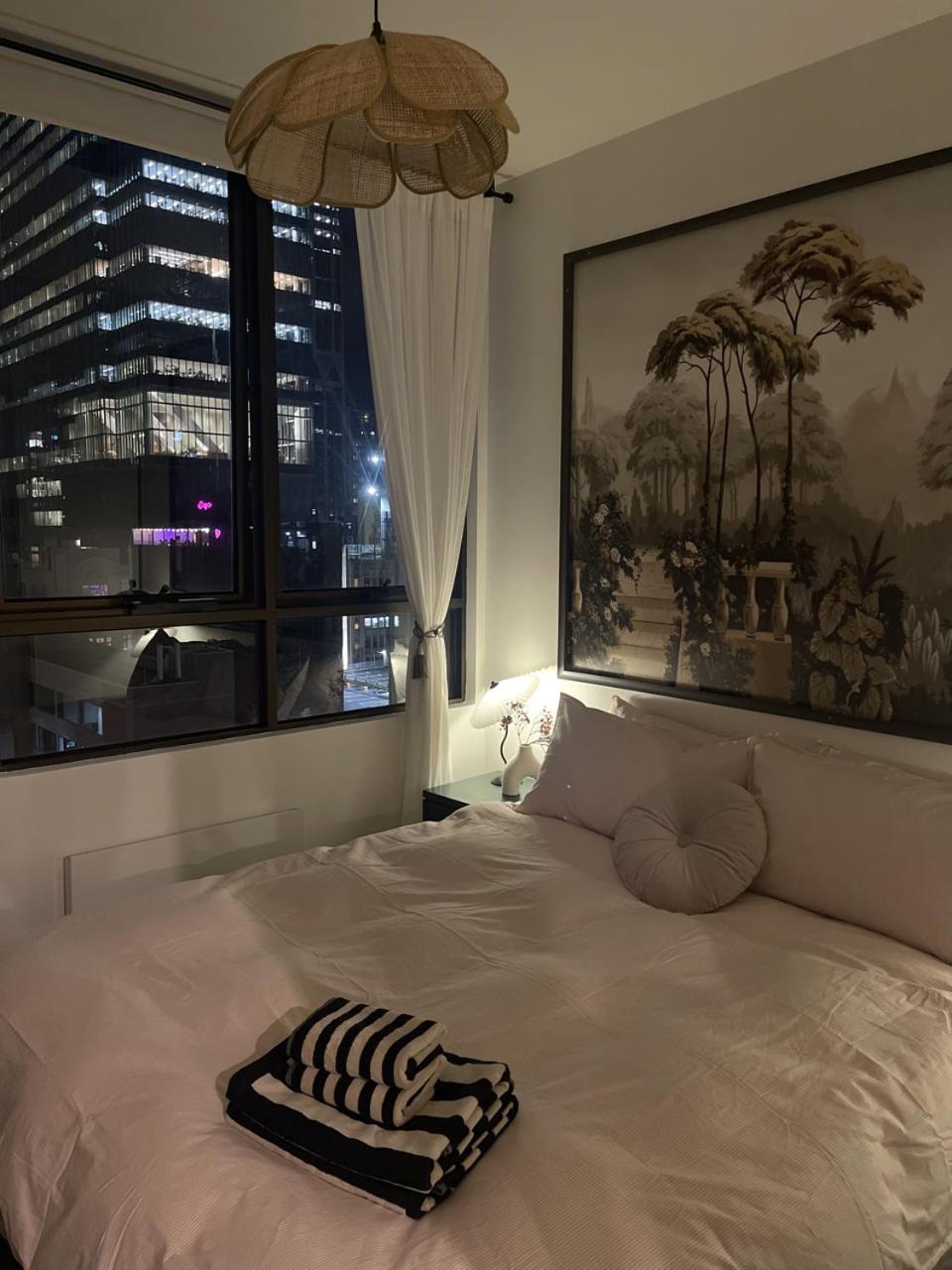 2BR CBD sunlit residence - Bourke Street shops