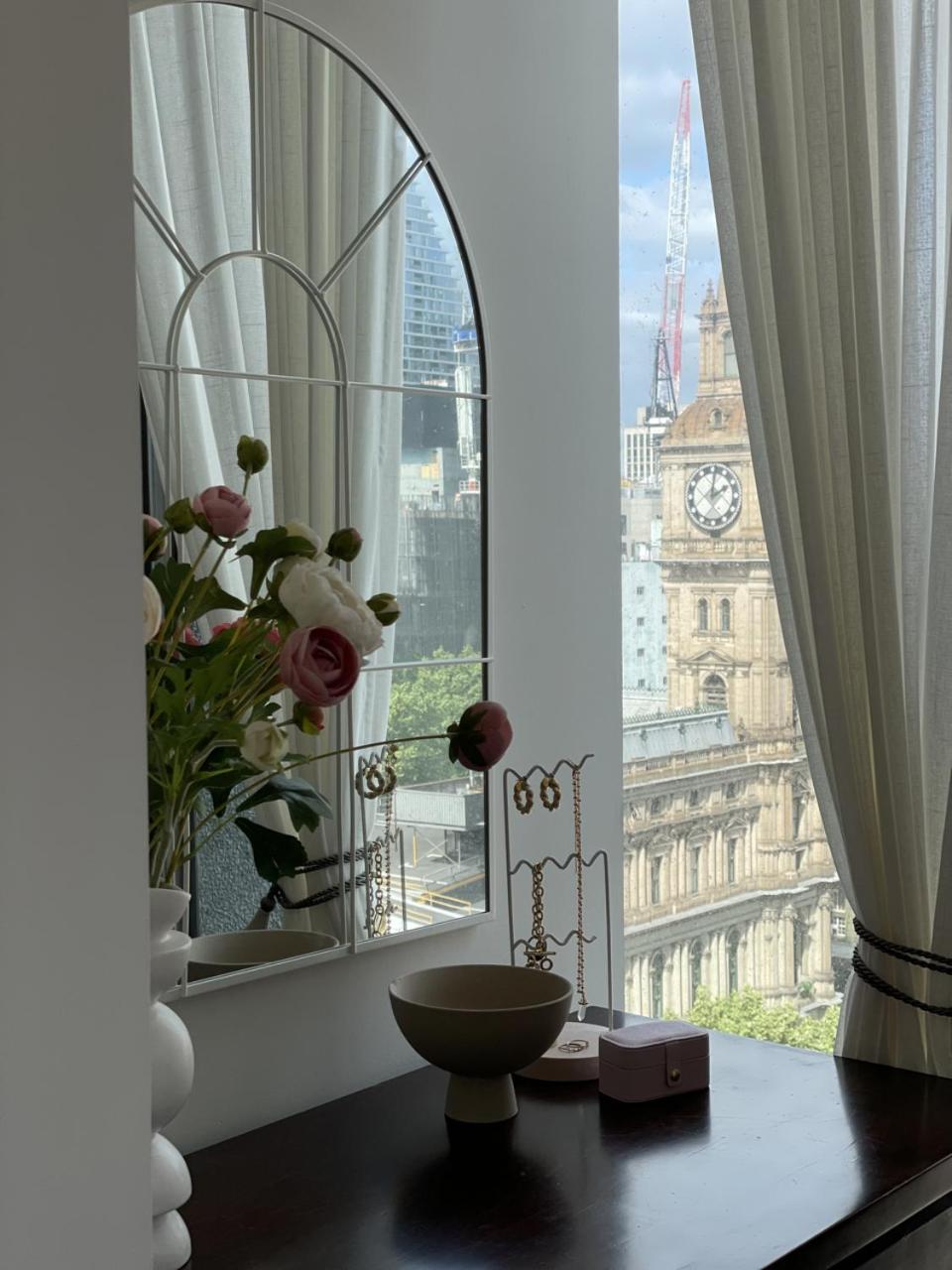 2BR CBD sunlit residence - Bourke Street shops