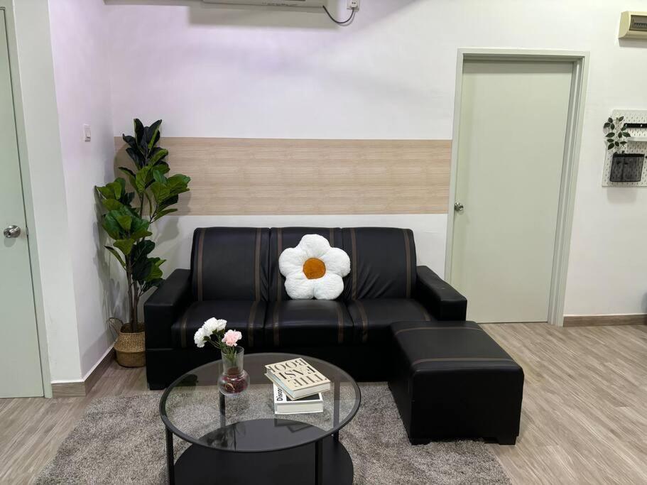 Mount Austin #Akademik Suite Modern Style 1-3Pax