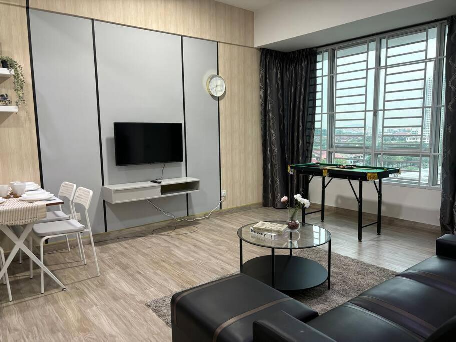 Mount Austin #Akademik Suite Modern Style 1-3Pax