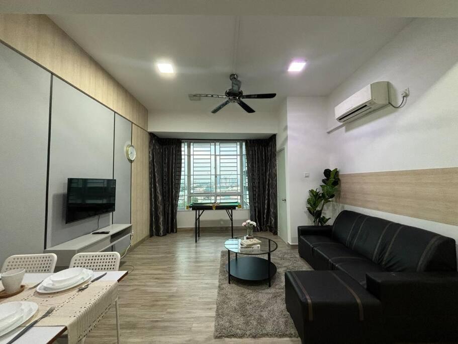 Mount Austin #Akademik Suite Modern Style 1-3Pax