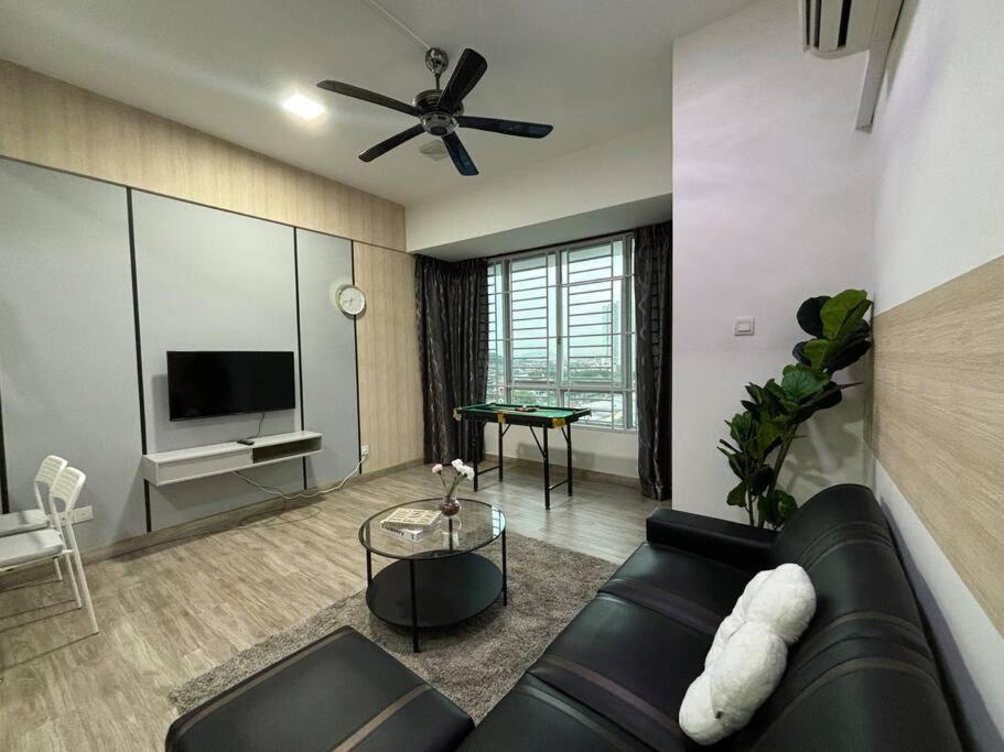 Mount Austin #Akademik Suite Modern Style 1-3Pax