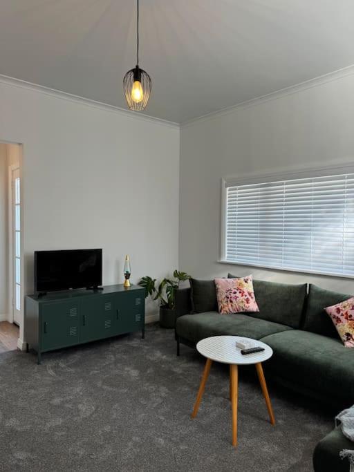 Central Hutt 2 Bedroom Gem view 4