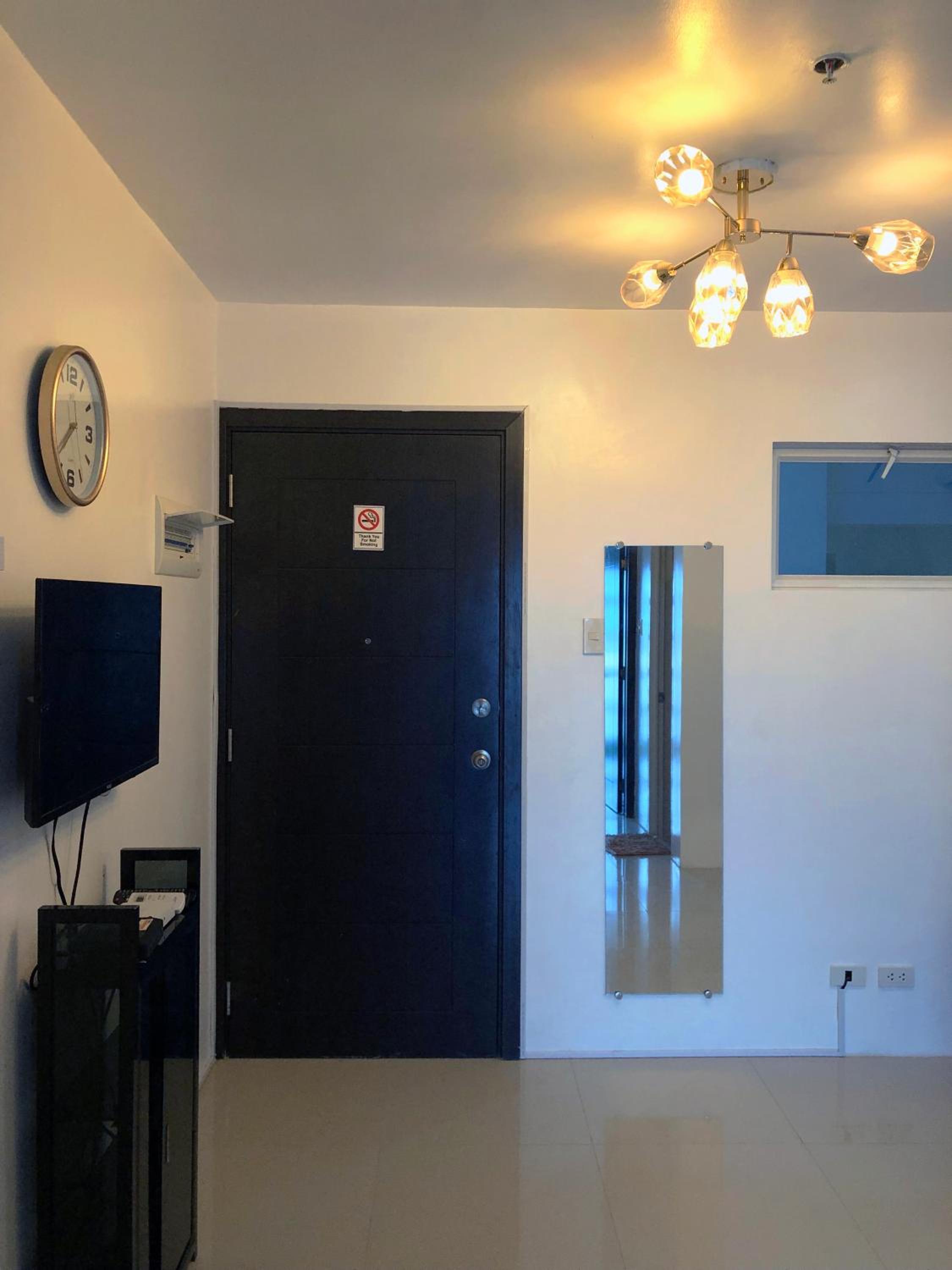 Modern 1BR with Balcony & Pool, Next to SM Mall view 3