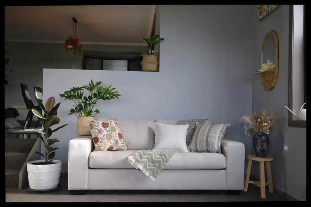Charming modern well decor house Kingston, Hobart