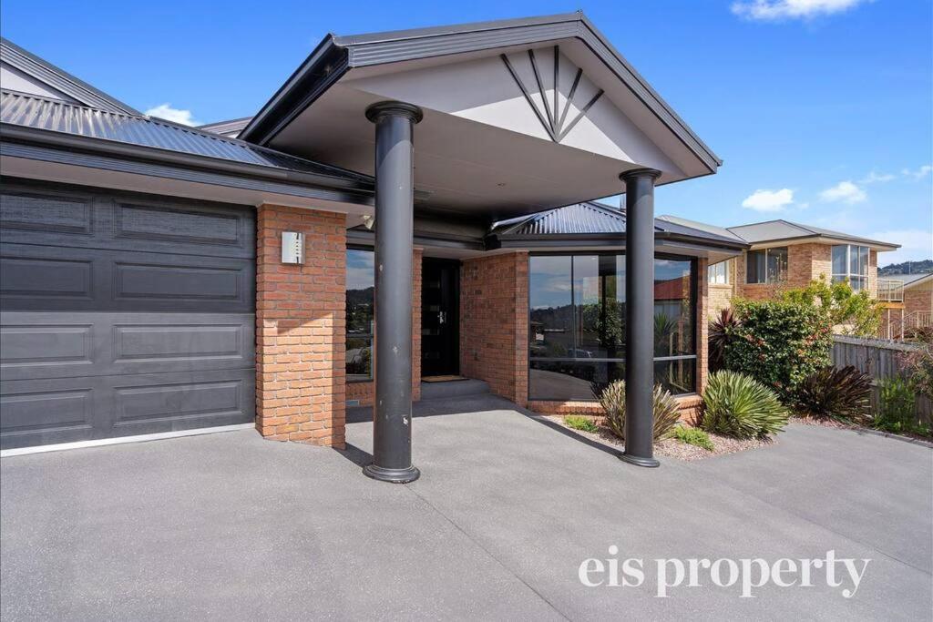 Charming modern well decor house Kingston, Hobart