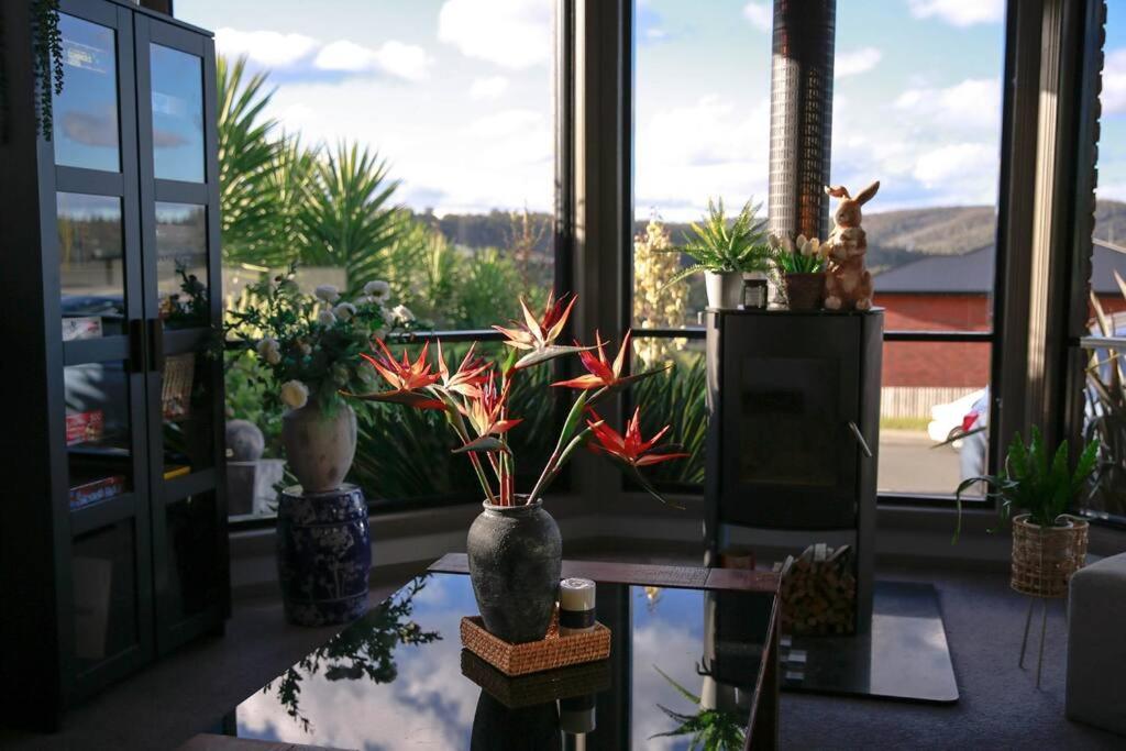 Charming modern well decor house Kingston, Hobart