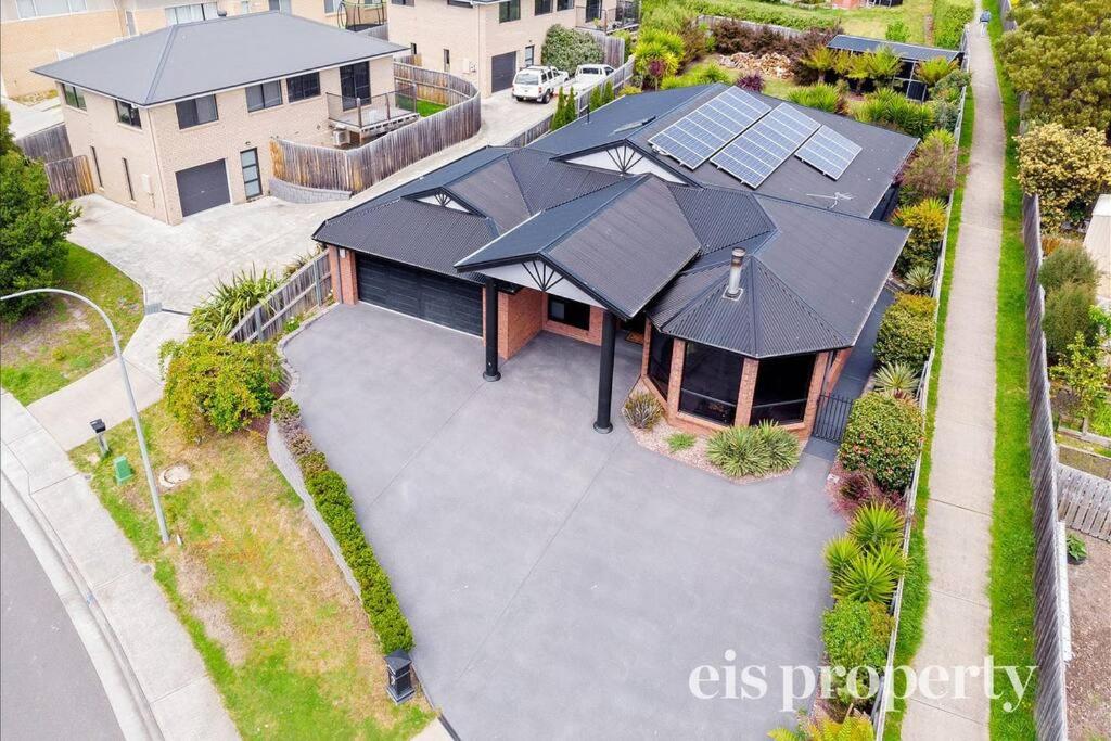 Charming modern well decor house Kingston, Hobart