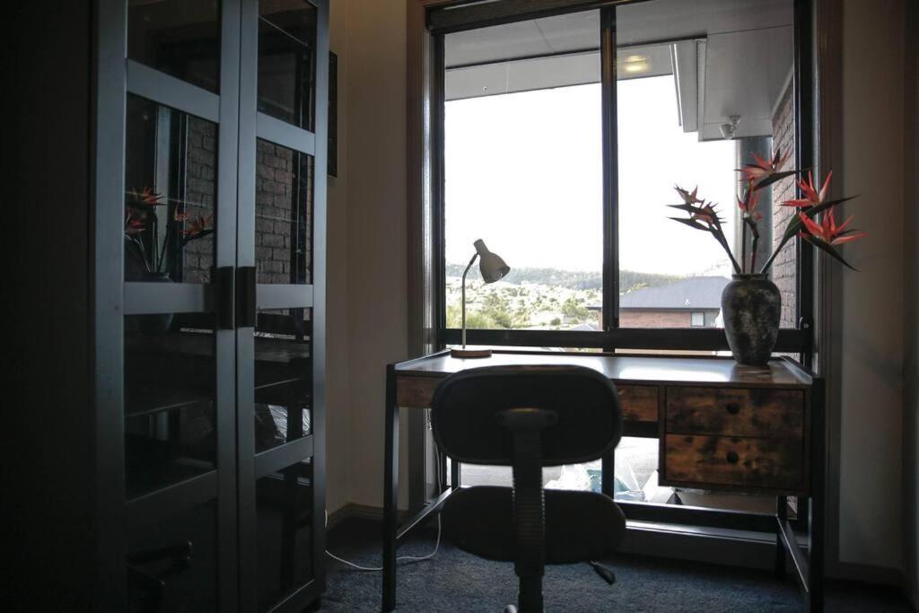 Charming modern well decor house Kingston, Hobart