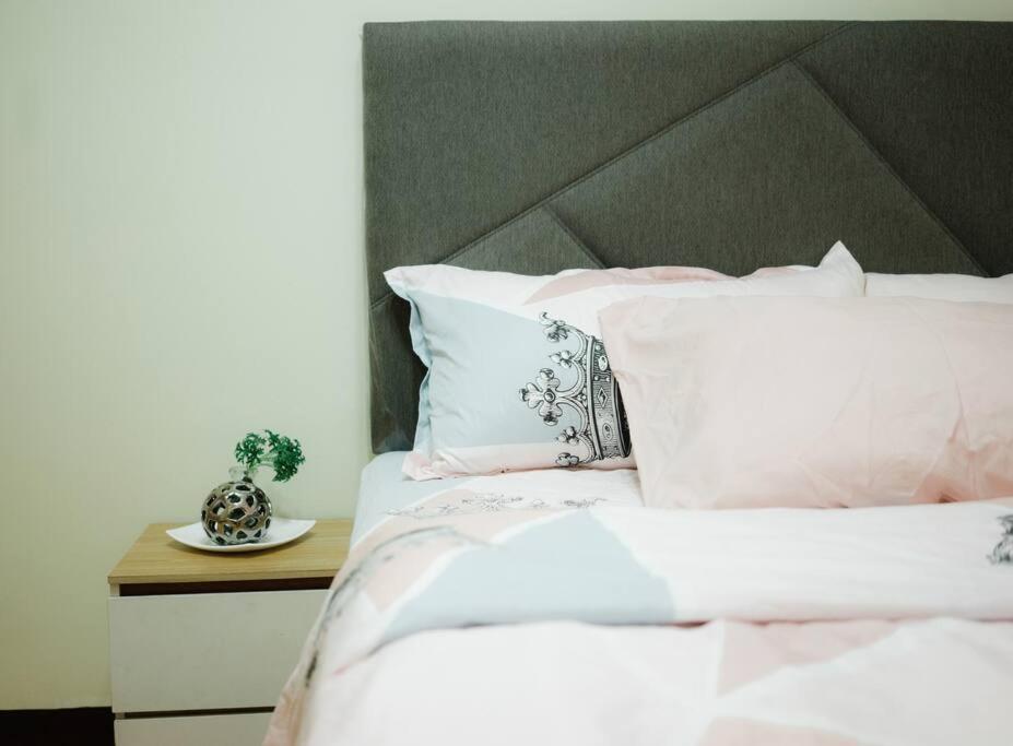 AR05 Eva's Brand New 1BR Arezzo Place view 3