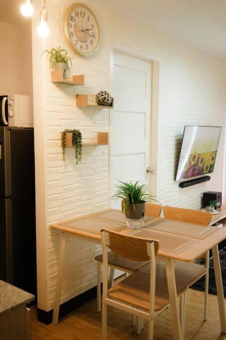 AR05 Eva's Brand New 1BR Arezzo Place view 4