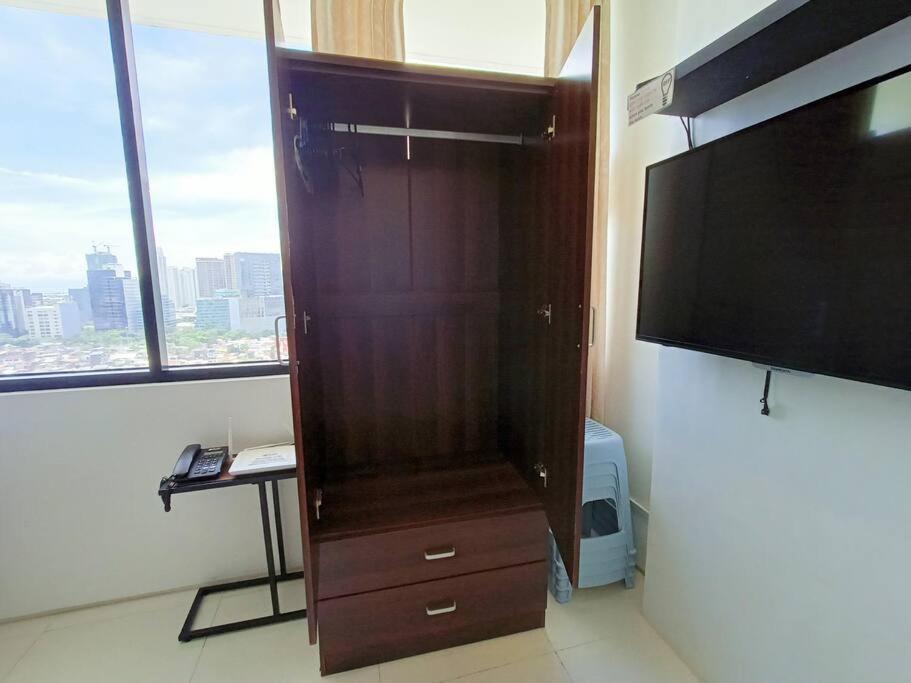17D Walking distance to Ayala and IT Park with WIFI view 5