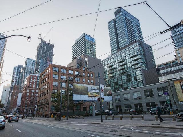 Spacious Corner Apartment Downtown Toronto