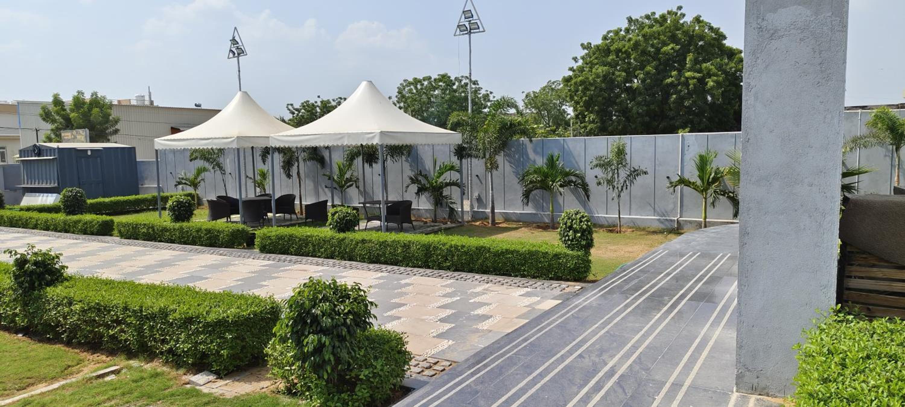 THE CARNATION HOTEL & Resort
