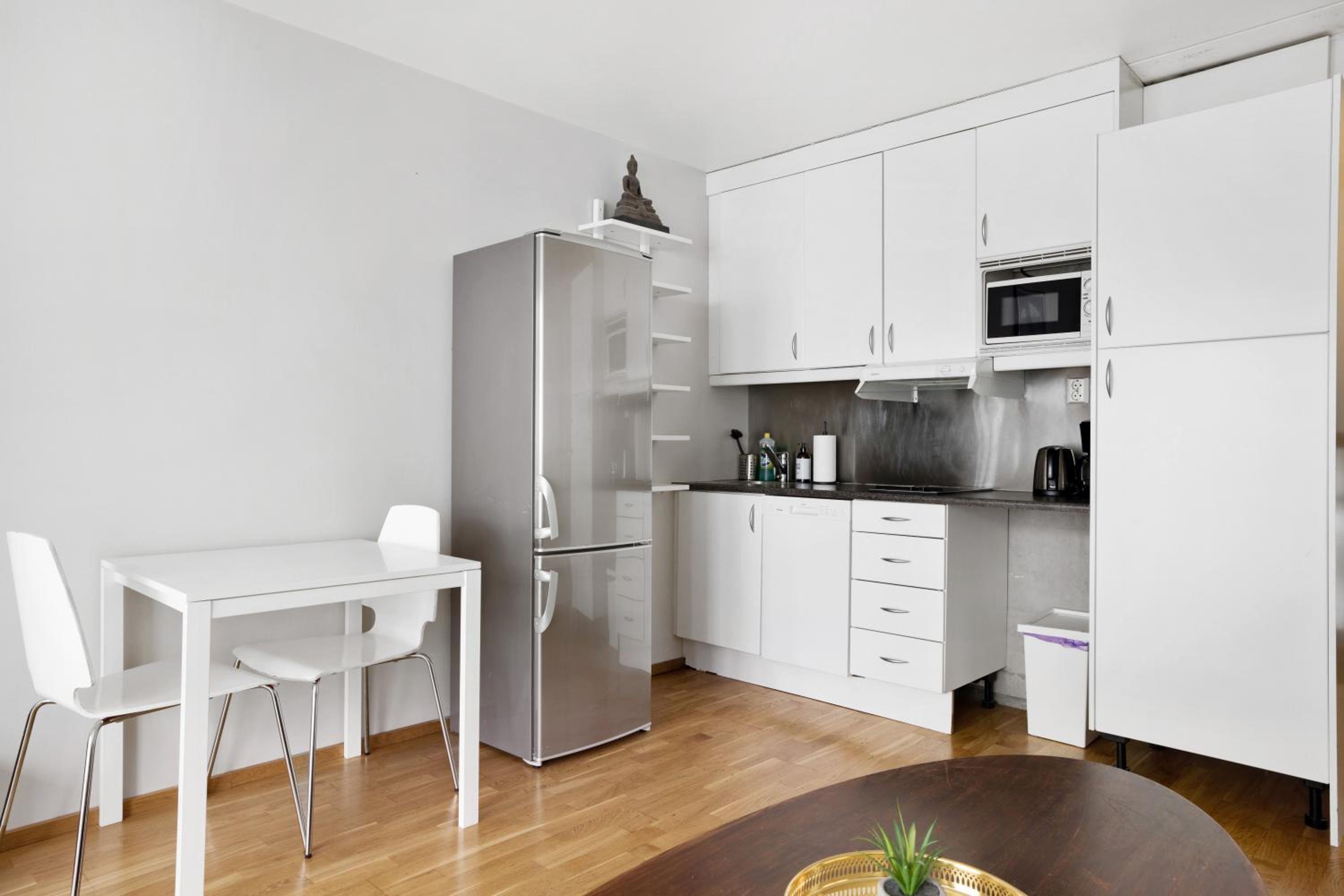 Super Central Studio near Train and Buss view 5